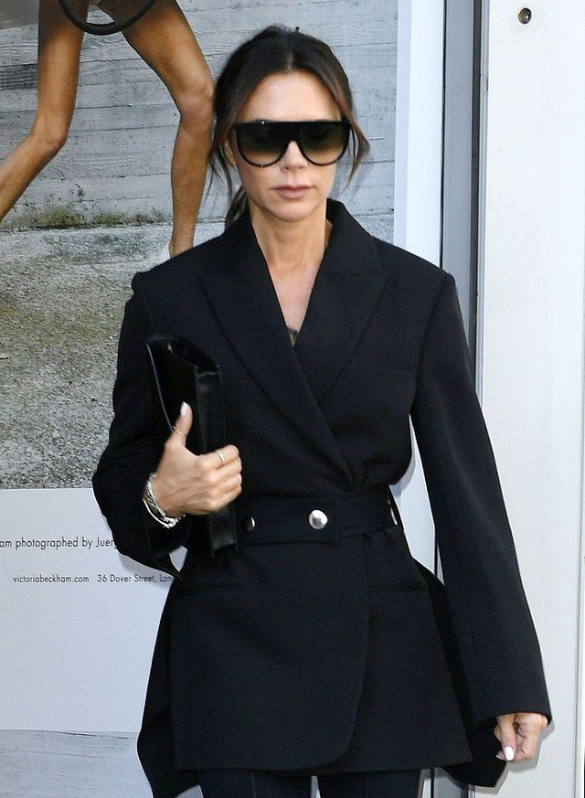 贝嫂维多利亚穿长西装攻气足