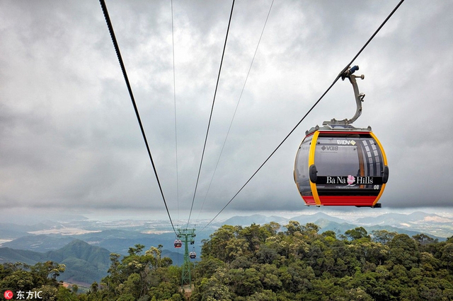 巴拿山有世界著名的缆车,长达5000余米,落差约1300米,20分钟左右便可