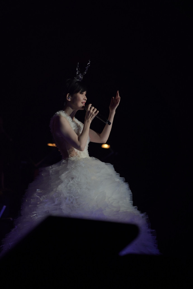 4 12 近日，周慧敏30周年巡回演唱会落下帷幕，她再一次用美貌与气质惊艳