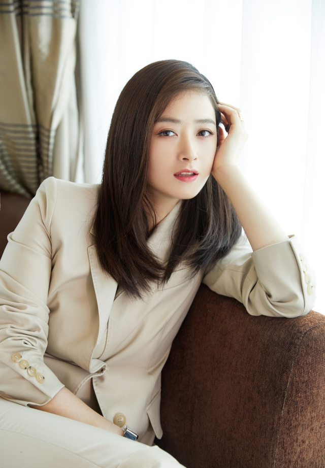 蒋欣简洁干练造型