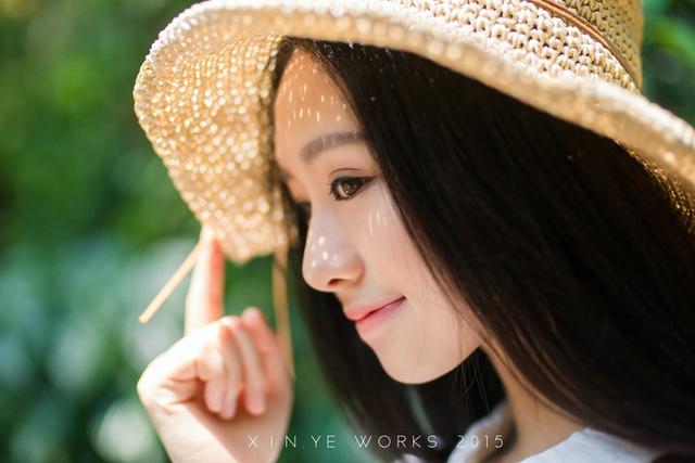 戴帽子的清純長髮美女