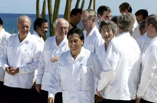 ▲ 2002年墨西哥APEC会议，各国领导人穿上南美地区盛行的“瓜亚贝拉”衬衫