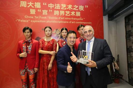 周大福华南区总经理 郭翰璋先生将周大福“祥龙”摆饰赠送给了里昂市长办公室
