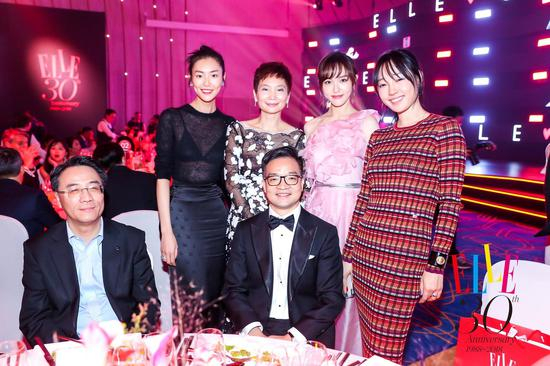 京东集团高级副总裁、京东商城时尚生活事业群总裁胡胜利与ELLE中国首席执行官兼主编晓雪、刘雯、唐嫣、白百何合影留念