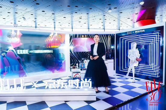 马思纯现身ELLE x京东时尚展区