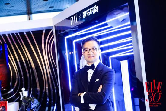 京东集团高级副总裁、京东商城时尚生活事业群总裁胡胜利在ELLE x京东时尚展区