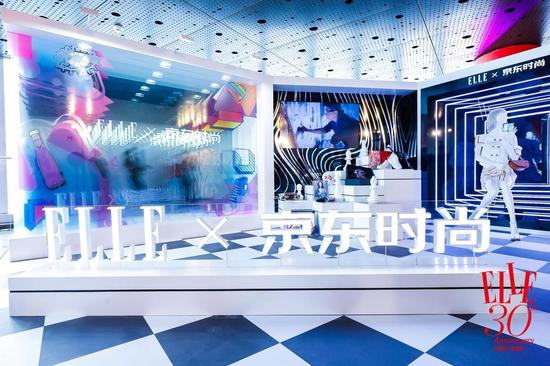 上海中心119层观光厅的ELLE x京东时尚展区