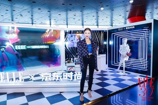 吴谨言现身ELLE x京东时尚展区