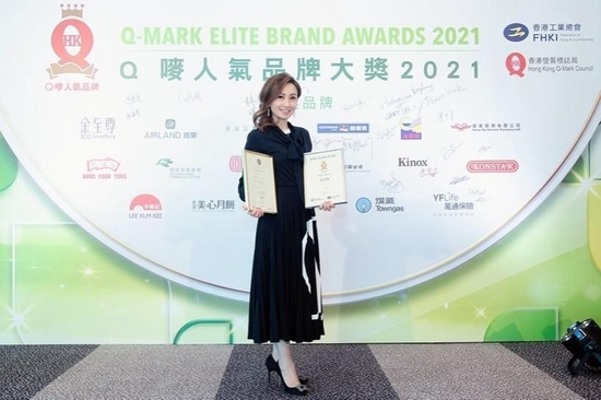 [金至尊珠宝集团常务董事张雅玲女士代表接受荣誉]