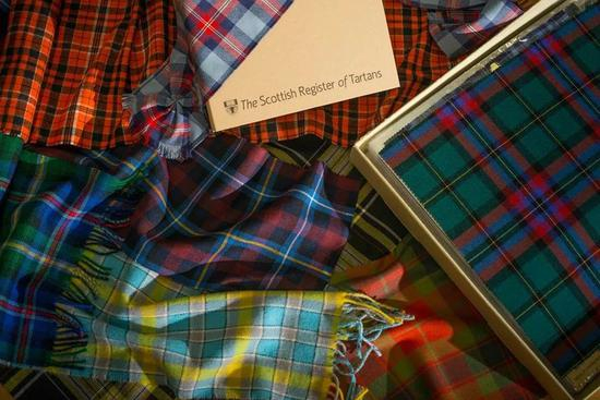 所有格纹都要在&nbsp;The Scottish Register of Tartans 上注册