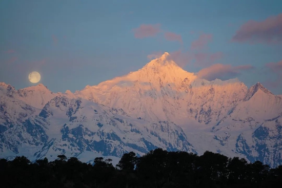 梅里雪山日月同辉