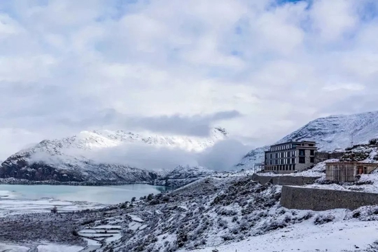 然乌湖前、来古冰川下的松赞然乌来古山居