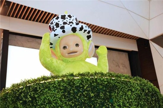 4.5米高‘幻影帽子山洞’与迪西在光影中寻觅其他宝宝踪影