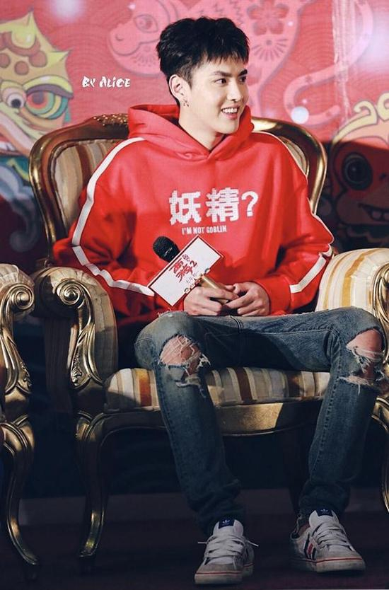 （《西游伏妖篇》佛山发布会 吴亦凡身穿ANNAKIKI跨界系列单品亮相）