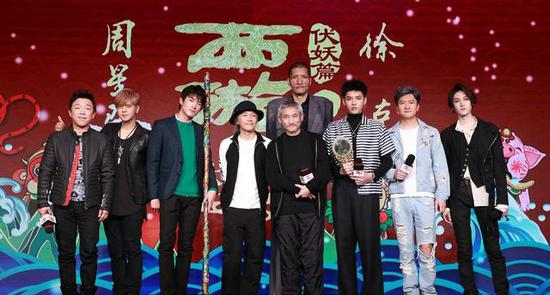 （《西游伏妖篇》北京发布会 导演周星驰身穿ANNAKIKI跨界系列单品亮相）