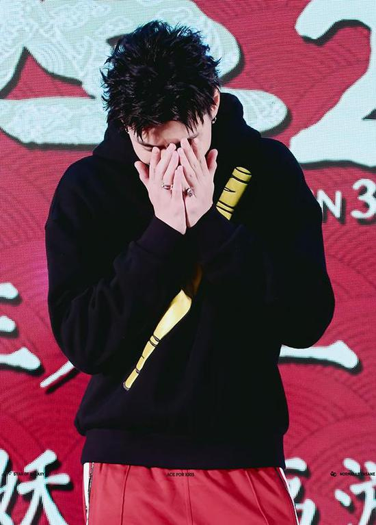 （《西游伏妖篇》上海发布会 吴亦凡身穿ANNAKIKI跨界系列单品亮相）