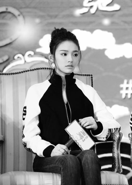 （《西游伏妖篇》广州发布会 林允身穿ANNAKIKI跨界系列单品亮相）