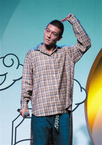 宣传期间陈冠希剃成平头，脑后留了一小撮尾巴一般的头发，染成亮眼的粉色。 新京报记者 郭延冰 摄