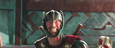 看看主演们的表情，雷神、洛基、女武神、宗师、绿巨人、海拉（从左至右）明明都是来搞笑的。