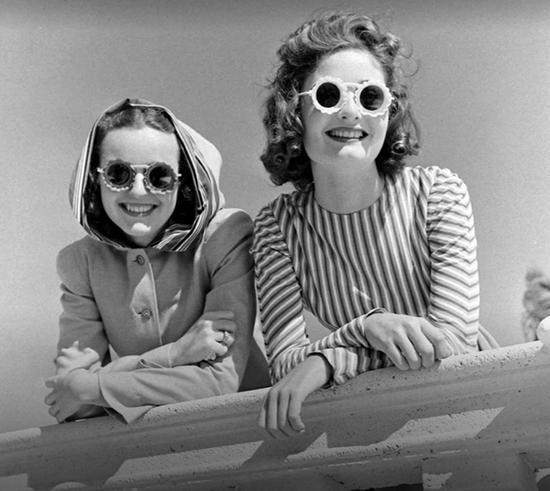  1940年，迈阿密海滩的戴墨镜女性，Alfred Eisenstaedt摄 来源/Google Arts & Culture