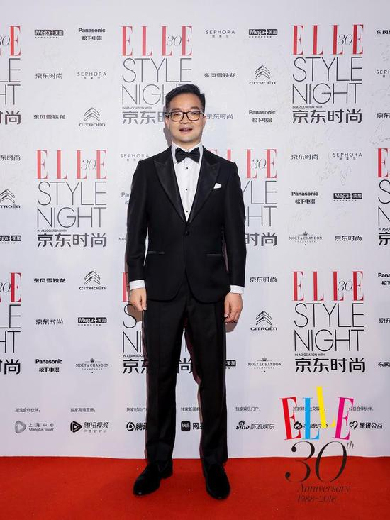 京东集团高级副总裁、京东商城时尚生活事业群总裁胡胜利在红毯现场