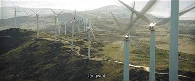 片中出现两种不同时代的“风车”。