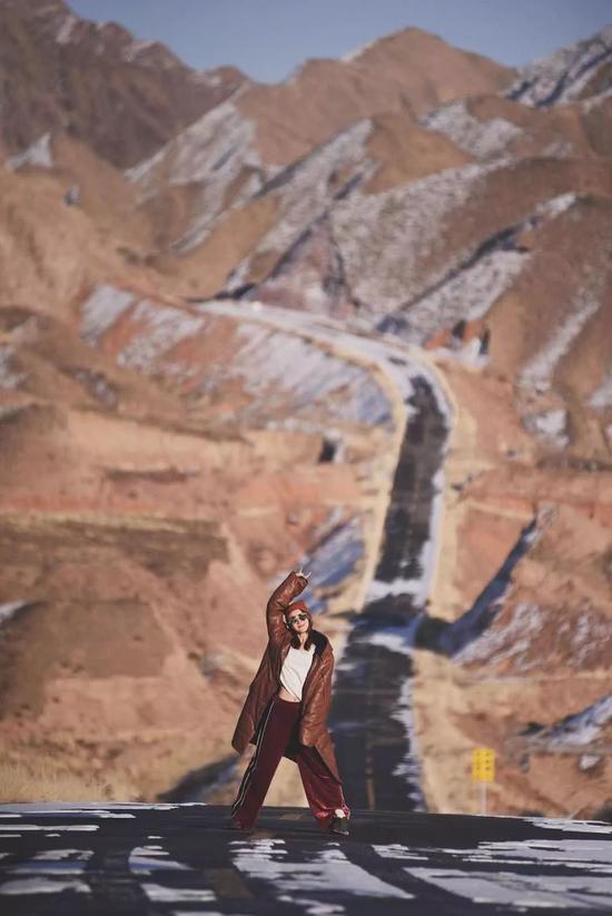蕾拉在中卫66号公路