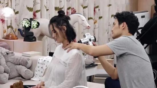 筋膜枪，中产精英的保健神药。/&nbsp;‘做家务的男人’