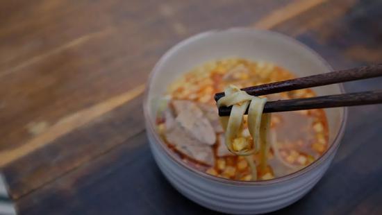 　大厨早上做的鸡汤蒿子面