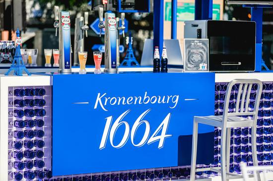 “1664楼下酒吧”采用了极具现代感的设计，完美呈现法式风情。