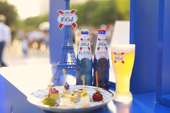 于“1664楼下酒吧”中享受法式Apéritif时光，搭配法式餐前小食（French canapé），开启晚餐前奏