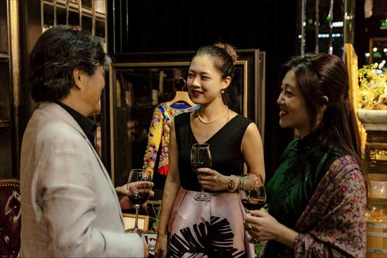庆功酒会-设计师们交流分享