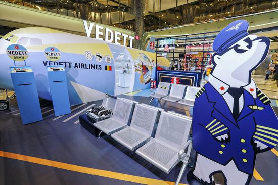 白熊机长代表白熊航空及全体机组人员欢迎各位旅客