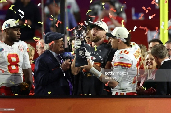 堪萨斯城酋长队获得第57届超级碗®冠军，捧起由蒂芙尼匠心打造的文斯·隆巴迪奖杯