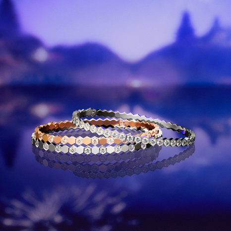 　　自上而下依次：CHAUMET Bee My Love爱·巢系列 白金全镶钻手镯（现时参考价：￥124，000，根据钻石4C实际定价）CHAUMET Bee My Love爱·巢系列 玫瑰金间隔镶钻手镯（现时参考价：￥87，200，根据钻石4C实际定价） CHAUMET Bee My Love爱·巢系列 白金间隔镶钻手镯（现时参考价：￥92，800，根据钻石4C实际定价）