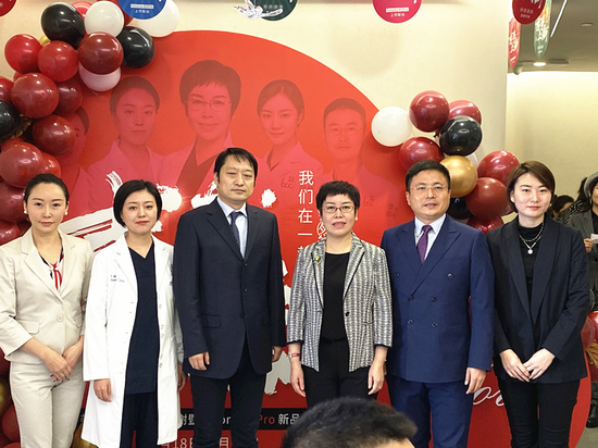（从左到右 刘文娟院长 蒋红院长 纵亚男总经理 王忠杰院长 董建民总经理 耿菲菲经理）
