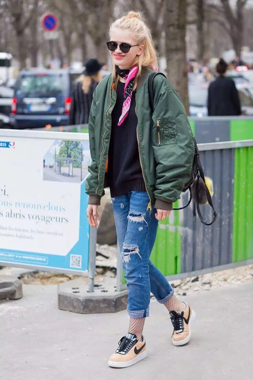 机车夹克+破洞牛仔裤