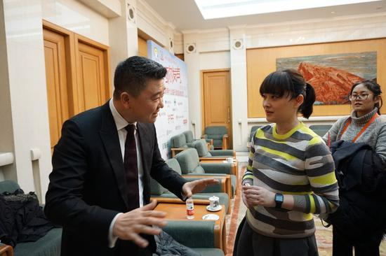 　满婷总裁陈国庆与形象大使梅婷沟通家庭立体除螨理念