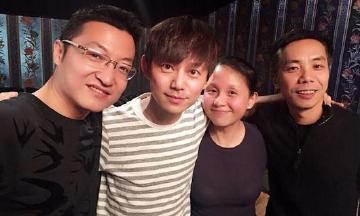 何炅龙丹妮等人合影