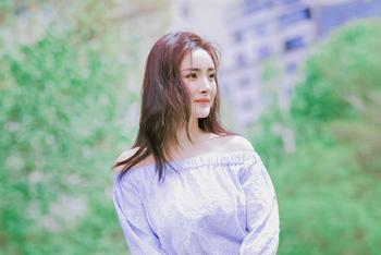 杨幂露香肩似少女
