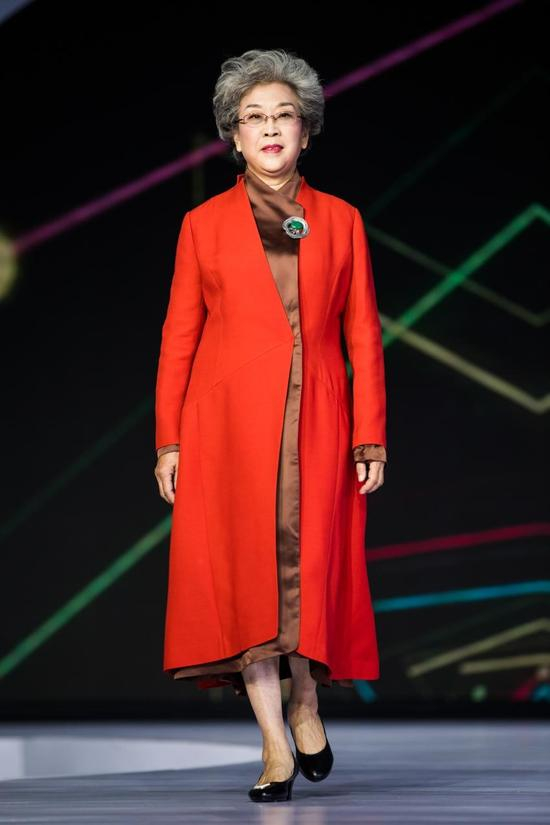 中老年人应该自信阳光地享受生活