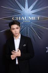 CHAUMET创想代言人张艺兴于上海前滩太古里高级精品店点亮圣诞星愿