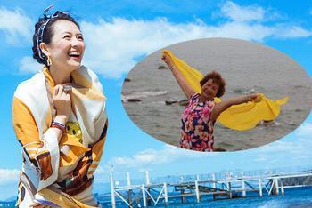章子怡挑战大妈丝巾旅游照