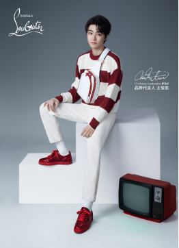 品牌代言人王俊凯身着2023新年限定系列FUN LOUIS JUNIOR运动鞋搭配LOUBIFUNK斜挎包