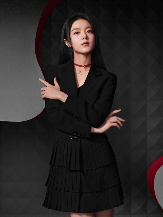 　　品牌挚友赵今麦佩戴Qeelin Wulu 系列珠宝 Qeelin Wulu 18 18K玫瑰金项链（图中） WU 020 18OPD RGD 18K （RMB 28，000） Qeelin Wulu 18 18K玫瑰金项圈（图右上） WU 030 18OCK RG （RMB 22，200） Qeelin Wulu 18K钻石及HyCeram葫芦小八福戒指（图右下） WU 050 FP44RI51 RGDRDH （RMB 43，700）