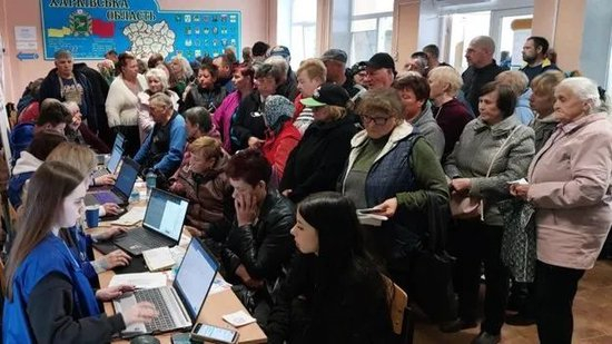 近期被迫流离失所的乌克兰人聚集在哈尔科夫市的一个临时接收中心。© Proliska