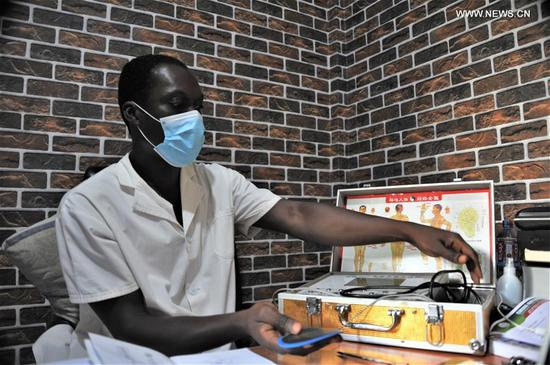 　　A Ghanaian doctor treats a patient with acupuncture therapy at the China Traditional Herbal Hospital in Accra, Ghana, on Oct. 22, 2020. As Traditional Chinese Medicine (TCM) is gaining popularity in Ghana, many acupuncture clinics run by Chinese doctors pop up in the country. However, the China Traditional Herbal Hospital was established by 52-year old Ghanaian businessman Alex Bediako Mensah, after his fruitful encounter with the therapeutic effects of TCM, in 2012. (Xinhua/Xu Zheng)
