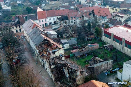 　　The aerial photo taken on Dec. 30, 2020 shows the earthquake-damaged city of Petrinja, Croatia. Powerful aftershocks continued to rock central Croatia on Wednesday, a day after a 6.4-magnitude earthquake devastated towns and villages about 50 kilometers southeast of the capital Zagreb, killing seven and injuring dozens. (Igor Kralj/Pixsell via Xinhua)