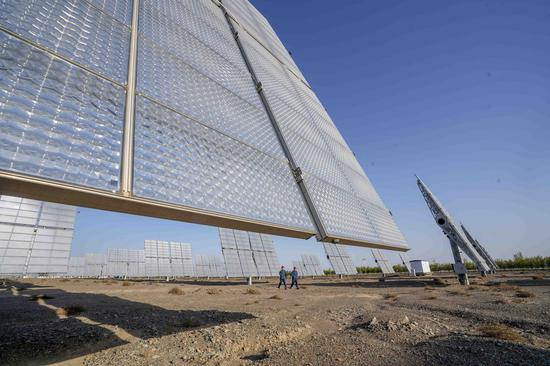 　　Staff work at the Shichengzi photovoltaic power station in Hami, northwest China&#39;s Xinjiang Uygur Autonomous Region, April 24, 2020. (Xinhua/Zhao Ge)
