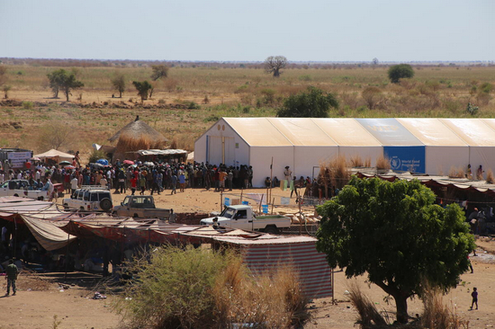 世界粮食计划署为从埃塞俄比亚提格雷涌入苏丹的难民提供援助。图为Um Rakuba难民营，背景是世界粮食计划署的移动存储仓。WFP/Niema Abdelmageed